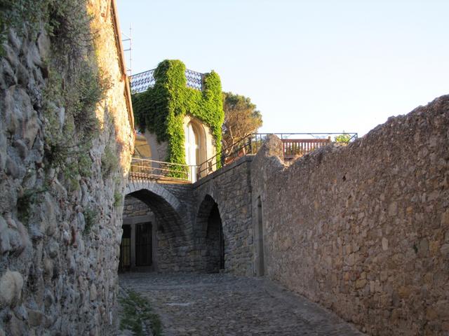 der Wehmauer entlang geht es zur Kathedrale St.Nazaire de Carcassonne