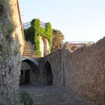 der Wehmauer entlang geht es zur Kathedrale St.Nazaire de Carcassonne