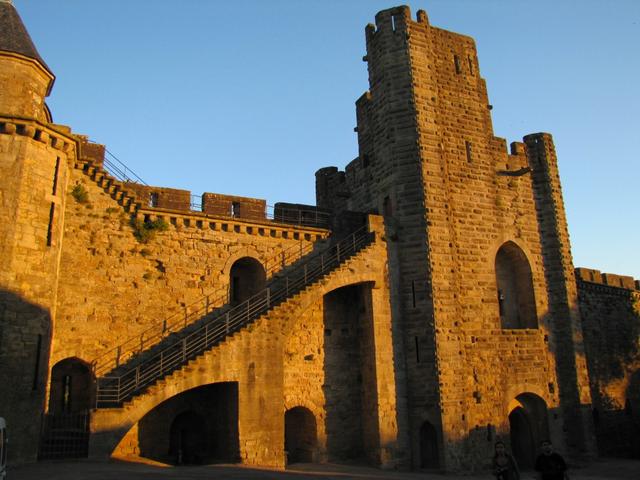 bei Sonnenuntergang färbt sich die mittelalterliche Wehrmauer braunrot