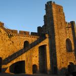 bei Sonnenuntergang färbt sich die mittelalterliche Wehrmauer braunrot