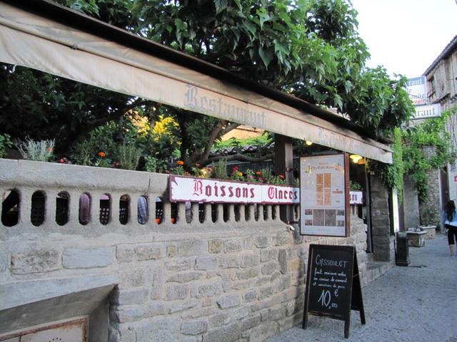 man hat die Wahl der Qual, in was für einem Restaurant das Nachtessen eingenommen wird