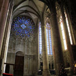 der nördliche Chor beim Querschiff. Die Zierlichkeit der Säulen, die die Fenster trennen ist wunderschön