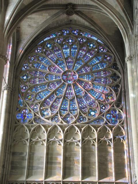 das Rosenfenster an der Südseite des gotischen Querschiffs
