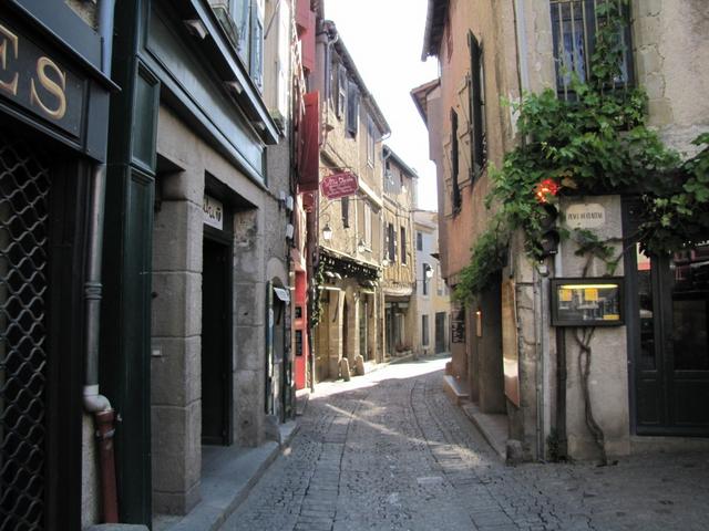 wir haben die sehr schöne Kathedrale St.Nazaire verlassen und suchen nun ein Café