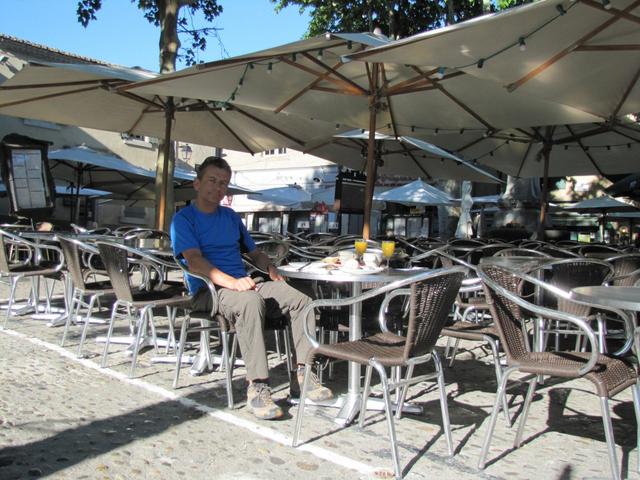 beim Hauptplatz haben unterdessen diverse Cafés geöffnet. Franco geniesst ein kleines Frühstück