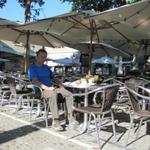 beim Hauptplatz haben unterdessen diverse Cafés geöffnet. Franco geniesst ein kleines Frühstück