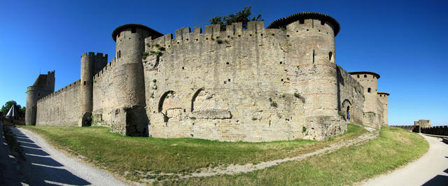 Breitbildfoto der Wehrmauer