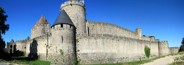 Breitbildfoto der Wehrmauer bei der Porte Narbonnaise