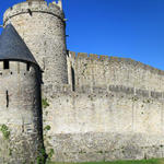 Breitbildfoto der Wehrmauer bei der Porte Narbonnaise