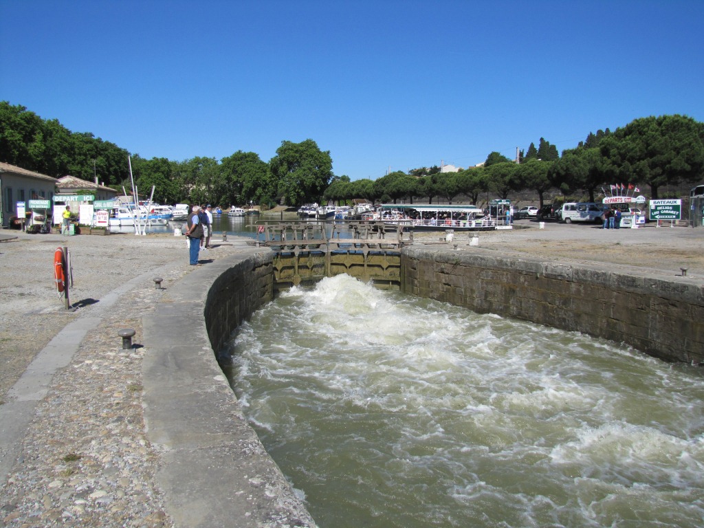 Wasser wird in die Schleuse gepumpt