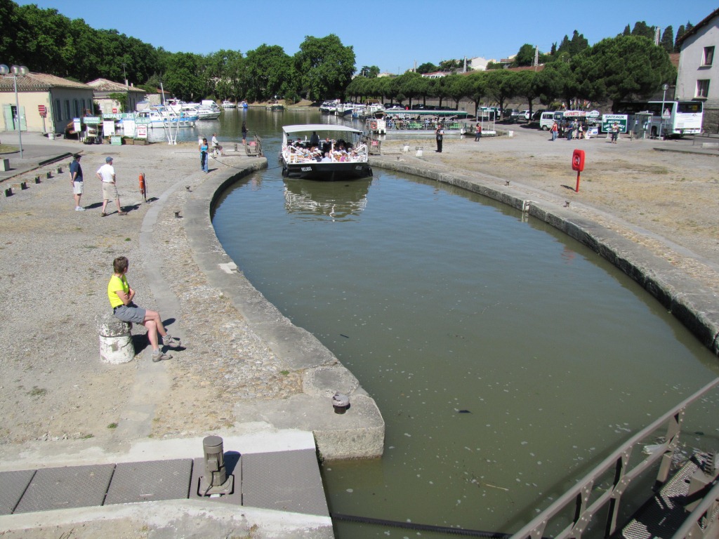 ein Schiff fährt in die geöffnete Schleuse