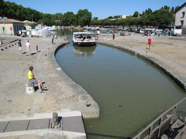 ein Schiff fährt in die geöffnete Schleuse