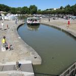 ein Schiff fährt in die geöffnete Schleuse