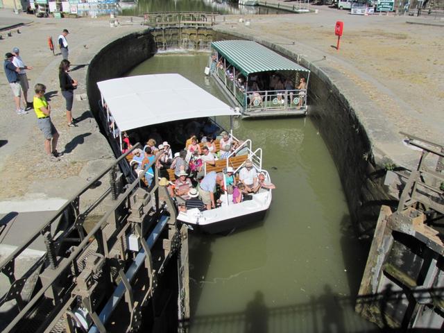 das Wasser wird aus der Schleuse gelassen