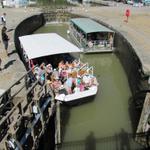 das Wasser wird aus der Schleuse gelassen