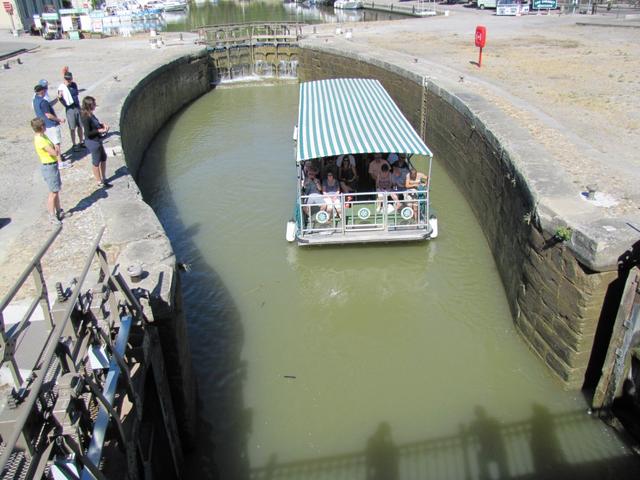 die Schiffe verlassen die Schleuse. So einfach geht das