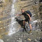 Franco erfrischt sich mit kühlen Bergwasser