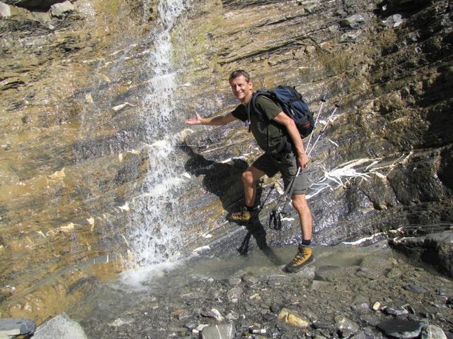 Franco erfrischt sich mit kühlen Bergwasser