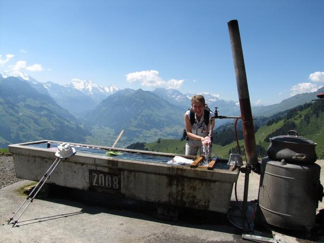 Mäusi erfrischt sich bei einem Brunnen auf der Alp Unterniesen