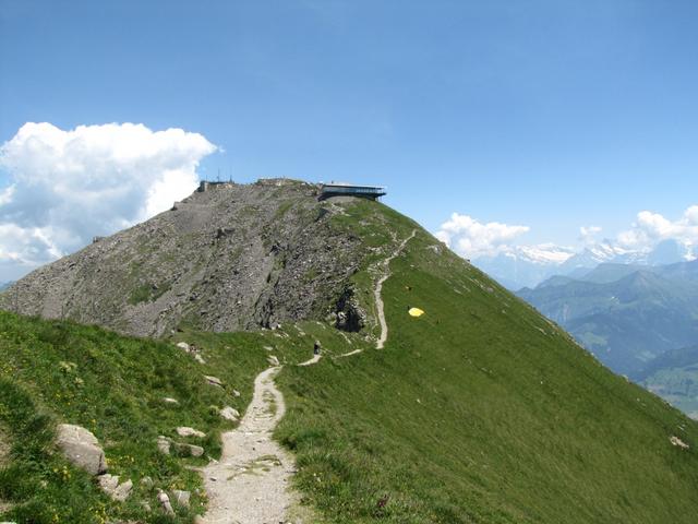 kurz vor dem Niesen Kulm. Von hier starten die Gleitschirme