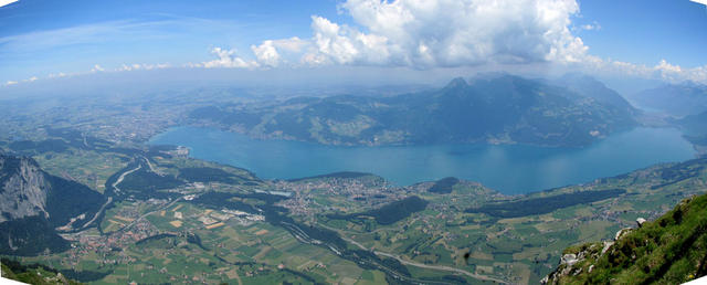 Breitbildfoto. Über den Niederhorn braut sich ein Sommergewitter zusammen