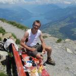 auf einer Bank mit super Aussicht auf dem Niesen Kulm bereitet Franco das Mittagessen vor