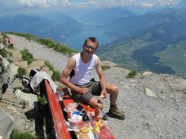 auf einer Bank mit super Aussicht auf dem Niesen Kulm bereitet Franco das Mittagessen vor