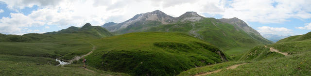 Breitbildfoto von Barga aus gesehen, Richtung Casanna und Parsennfurgga