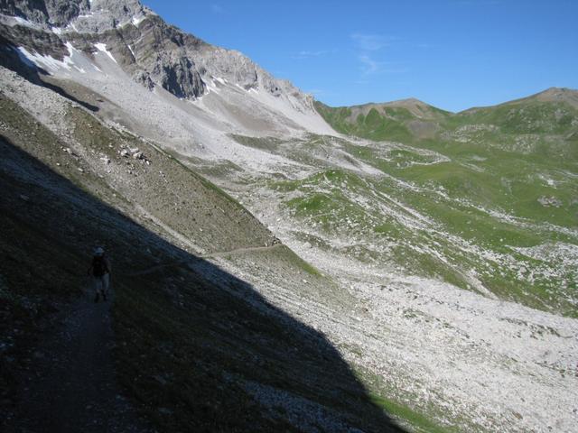 der Bergpfad der zum Urdenfürggli führt, ist sehr gut sichtbar