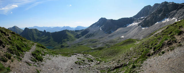 Breitbildfoto ganz links Weisshorn, in der Mitte die Hörnlihütte, das Urdental und Parpaner Weisshorn