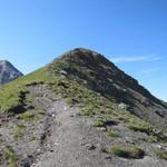vom Urdenfürggli führt ein Bergpfad am Grat entlang zu Punkt 2592 m.ü.M.