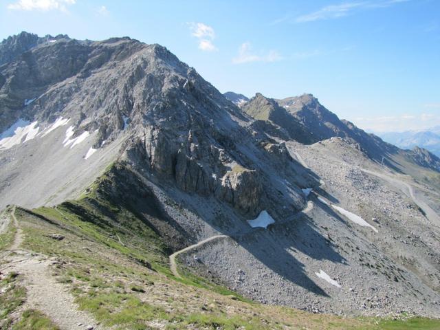 gut ersichtlich der Weg der zum Parpaner Rothorn führt