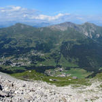 Breitbildfoto. Links Lenzerheide mit Heidsee, Valbella, Parpan und Churwalden