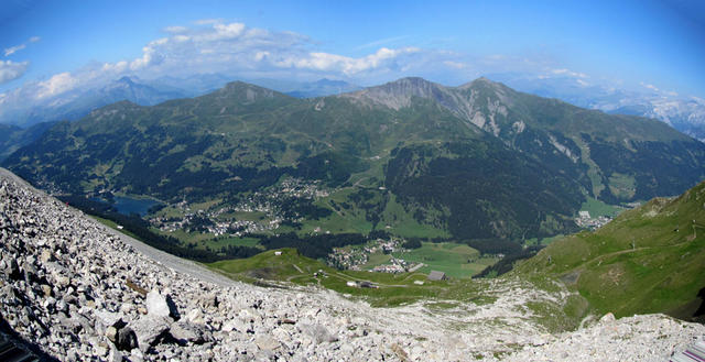 Breitbildfoto. Links Lenzerheide mit Heidsee, Valbella, Parpan und Churwalden