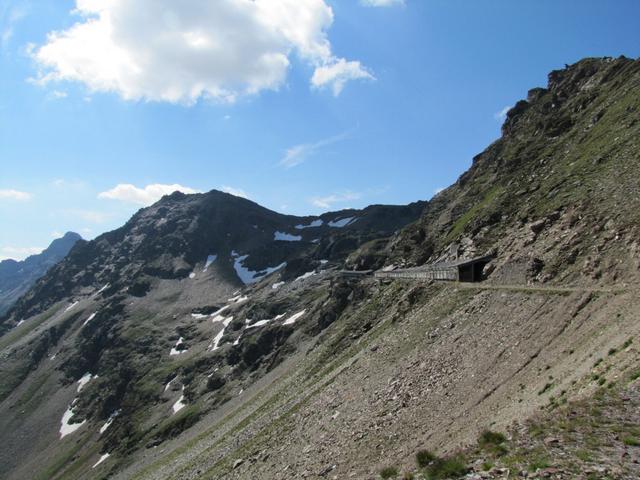 Blick vom Gredigs Fürggli zu dem Tunnel wo man im Winter mit den Skis durchfährt. Wir müssen auch hindurch