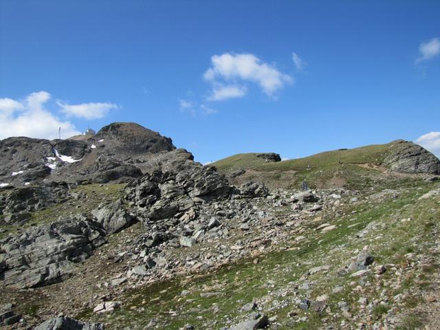 bei Totälpli biegt der Bergweg rechts ab Richtung Grat. Wir verlassen zum Glück die Skipisten