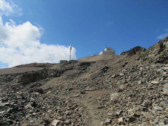 Berggasthaus mit Bergstation auf dem Parpaner Rothorn