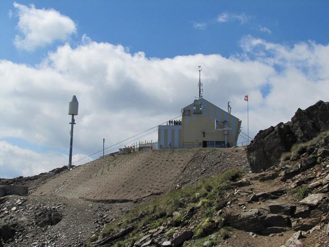 kurz vor dem Parpaner Rothorn biegt der Weg rechts ab zum Gipfelkreuz