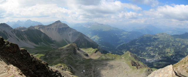 Breitbildfoto vom Parpaner Rothorn mit Blick Richtung Lenzer Horn