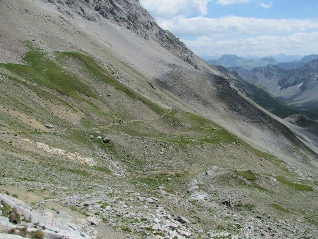 wir sind beim Gredigs Fürggli rechts abgebogen und wandern nun abwärts zum Älplisee