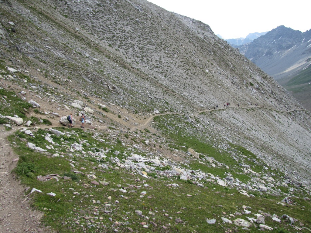 am steilen Berghang des Parpaner Weisshorn entlang geht es auf guten Weg abwärts