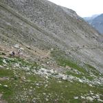 am steilen Berghang des Parpaner Weisshorn entlang geht es auf guten Weg abwärts