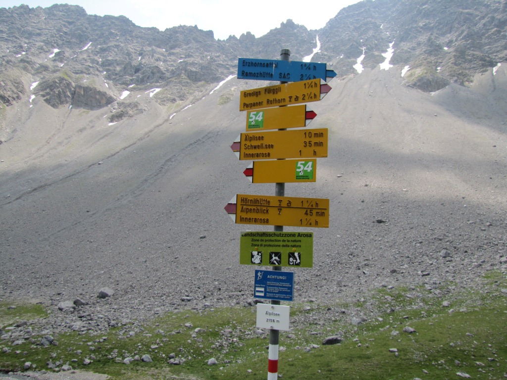 Wegweiser kurz vor dem Älplisee 2180 m.ü.M.