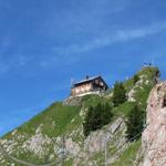 zuoberst auf dem Gipfel des grossen Mythen befindet sich das Berggasthaus