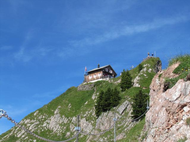 zuoberst auf dem Gipfel des grossen Mythen befindet sich das Berggasthaus