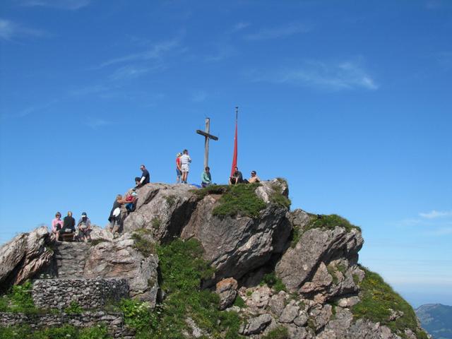 Blick zum Gipfelkreuz vom grossen Mythen