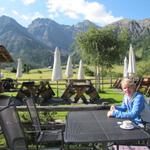 auf der schönen Terrasse des Hotel Walserhuus geniessen wir ein Kaffee