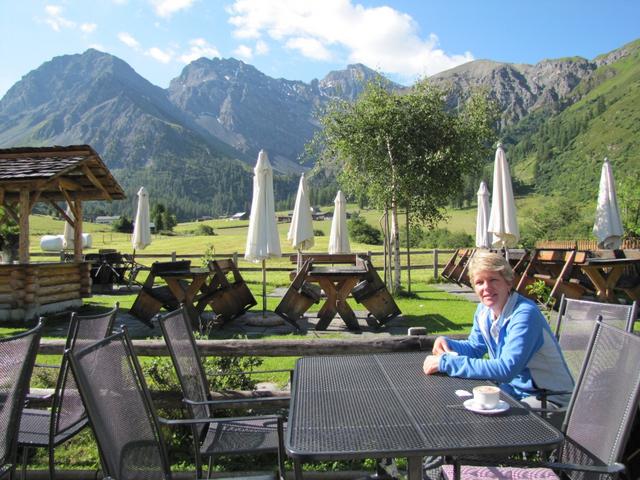 auf der schönen Terrasse des Hotel Walserhuus geniessen wir ein Kaffee