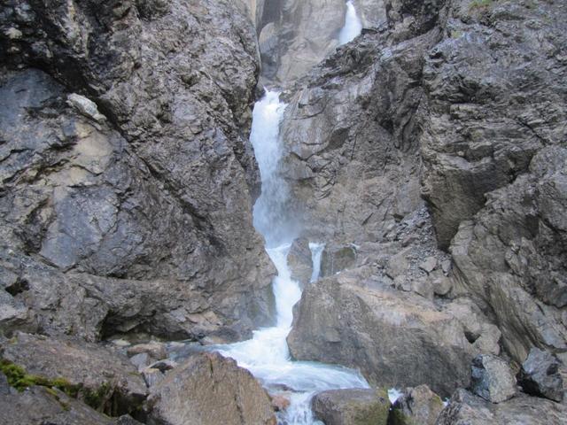 wir stehen vor dem schäumenden und tosenden Wasserfall