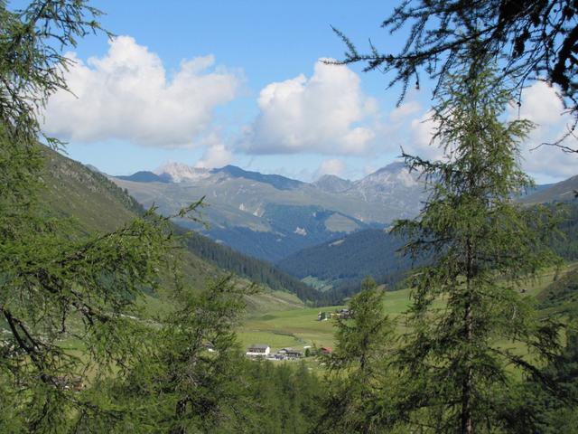 Blick von Mittelchrüz 1959 m.ü.M. ins Sertigtal